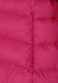 Fuchsiová péřová bunda s prošívaným designem s horizontálními pruhy, hladkým povrchem a malým detailem na zip.