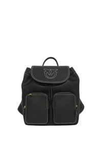 Zaino in pelle nera con accenti argentati, due tasche frontali, chiusura a patta e cuciture decorative. Design compatto e strutturato.