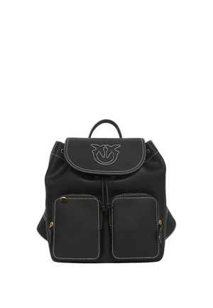 Zaino in pelle nera con accenti argentati, due tasche frontali, chiusura a patta e cuciture decorative. Design compatto e strutturato.