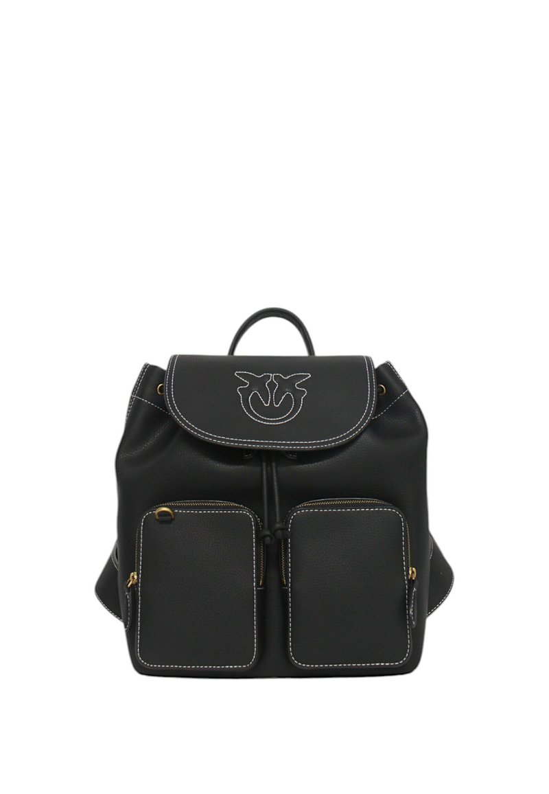 Zaino in pelle nera con accenti argentati, due tasche frontali, chiusura a patta e cuciture decorative. Design compatto e strutturato.