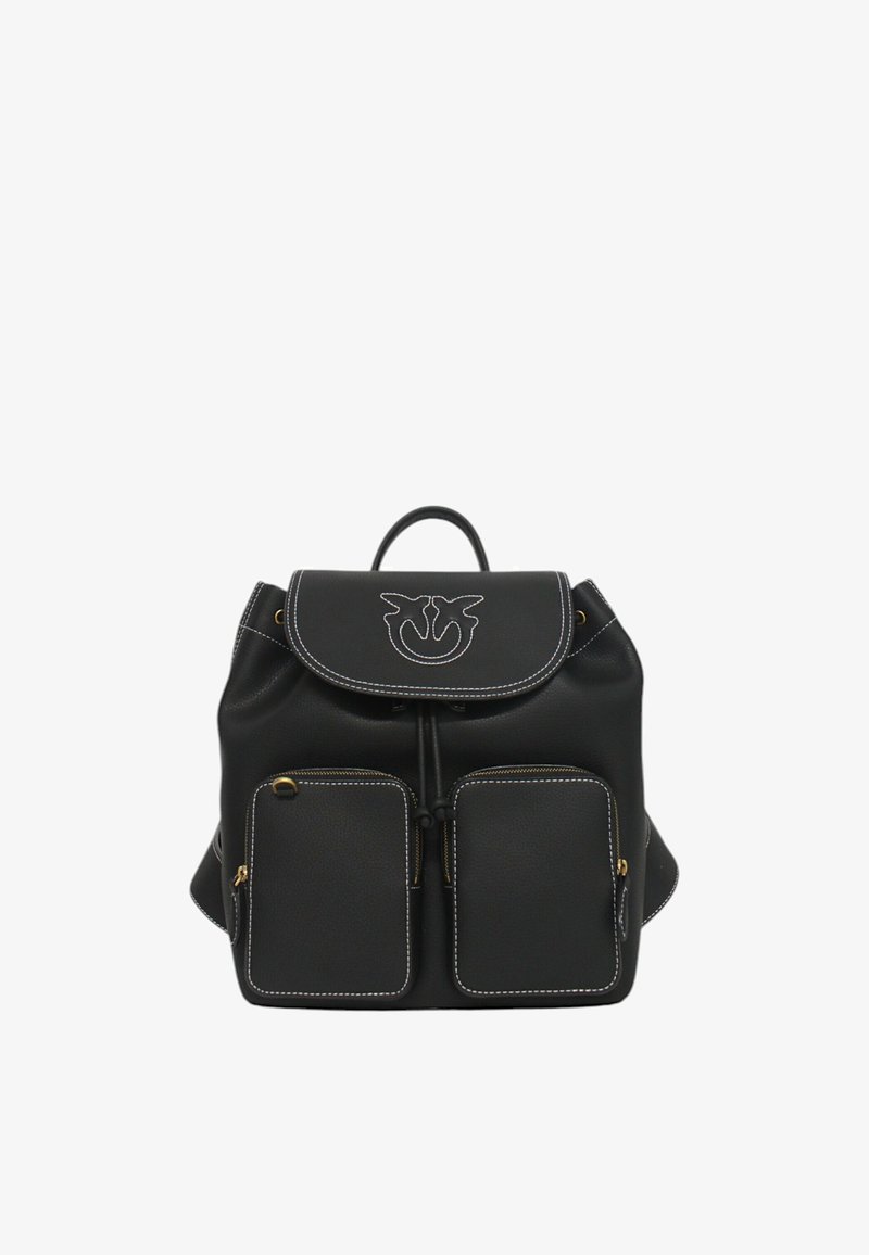 Zaino in pelle nera con accenti argentati, due tasche frontali, chiusura a patta e cuciture decorative. Design compatto e strutturato.