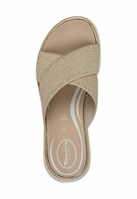Tong sandal beige avec un design à bandes croisées, dessus texturé, semelle intérieure lisse et semelle rembourrée ; présente une coupe large et un marquage à l'intérieur.