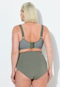 Zelený bikini set s puntíky, který obsahuje podprsenku s dvojitými ramínky a s nastavitelným uzávěrem na zádech, a vysoce pasové kalhotky, obojí s hladkou texturou.