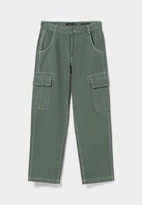 Cargo byxor i olivgrön tyg, med sex fickor, bälteshällor och detaljer i vit sömnad. Rakt ben med en avslappnad passform.
