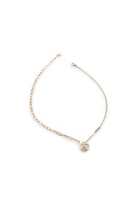 Collier en chaîne dorée avec un pendentif rond au centre en pierre précieuse transparente. La chaîne est composée de maillons allongés avec une texture délicate.