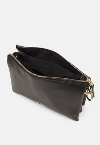 Portafoglio in pelle nera con doppie zip dorate, due compartimenti principali e un portachiavi dorato attaccato a una delle zip.