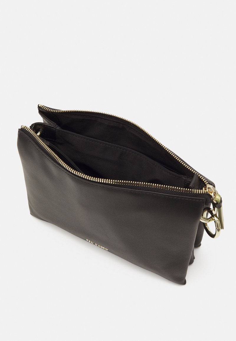 Portafoglio in pelle nera con doppie zip dorate, due compartimenti principali e un portachiavi dorato attaccato a una delle zip.