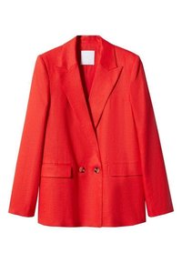 Blazer rosso brillante con revers a punta, due tasche frontali e due bottoni. La texture del tessuto appare liscia e sartoriale.