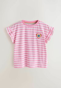 Camisa de manga corta a rayas rosa y blancas con mangas con volantes y un parche de corazón multicolor en el pecho.
