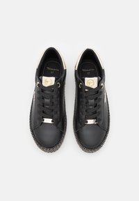 Baskets en cuir noir avec des accents métalliques dorés, design lacé et semelle extérieure texturée. Taille 37 indiquée sur la semelle intérieure.