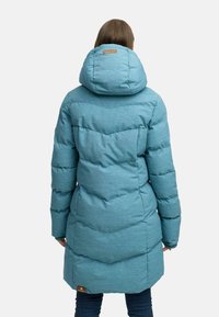 Turkusowa kurtka puchowa z kapturem, z pikowanym wzorem i teksturowanym wykończeniem. Zawiera naszywkę z logo na plecach.