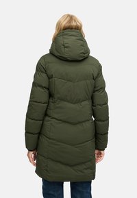 Zelena puffer jakna s kapuljačom, koja ima kvadratne panele, srednju dužinu i rebraste manžete. Glatka tekstura i minimalni hardverski detalji.