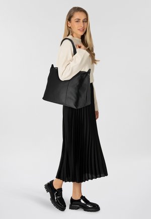 Borsa a tracolla nera in pelle con forma rettangolare. Presenta due manici corti, una texture liscia e cuciture sottili. Design semplice senza hardware visibile.