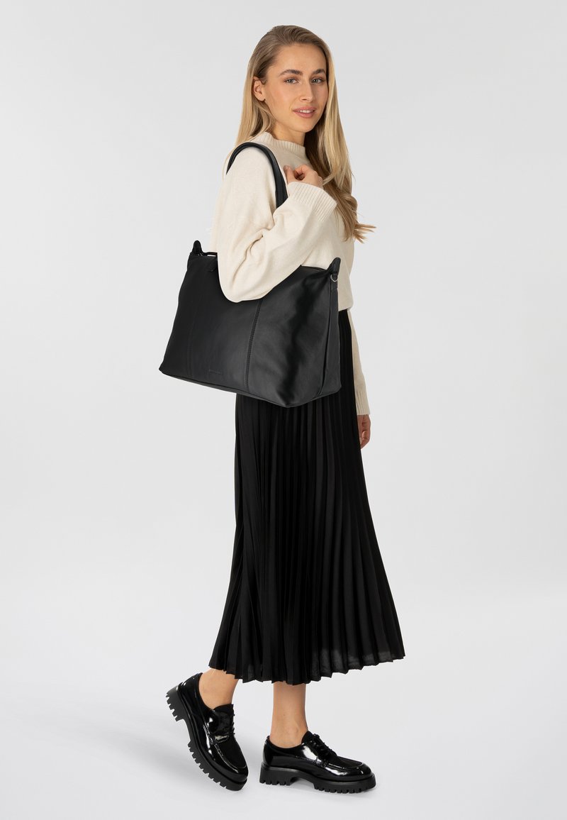 Borsa a tracolla nera in pelle con forma rettangolare. Presenta due manici corti, una texture liscia e cuciture sottili. Design semplice senza hardware visibile.