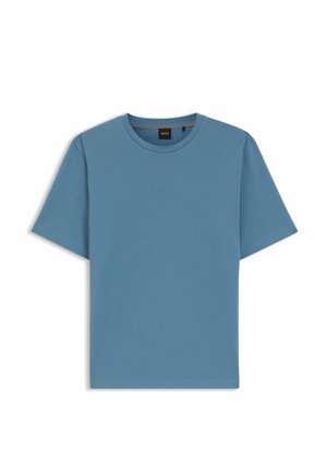 Sininen lyhythihainen pyöreäkauluksinen t-paita, jossa on pieni kohotettu "BOSS"-logo rinnan keskellä ja musta etiketti kaula-aukon sisäpuolella.