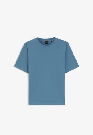 Sininen lyhythihainen pyöreäkauluksinen t-paita, jossa on pieni kohotettu "BOSS"-logo rinnan keskellä ja musta etiketti kaula-aukon sisäpuolella.