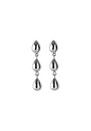Cercei argintii în formă de picătură cu trei elemente netede în formă de lacrimă conectate pe fiecare cercel, pe un fundal alb.