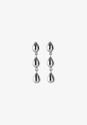 Cercei argintii în formă de picătură cu trei elemente netede în formă de lacrimă conectate pe fiecare cercel, pe un fundal alb.