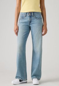 Ανοιχτού μπλε τζιν παντελόνια με χαλαρή εφαρμογή, διαθέτουν πεντάτσεπη σχεδίαση, κούμπωμα με κουμπιά και αντίθετη ραφή. Τονίζονται με φαρδιές παντελόνες.