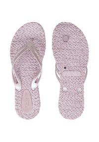 Een paar lichtpaarse, gestructureerde slippers, boven- en onderzijde, met glinsterende bandjes en de merkn naam "Ilse Jacobsen" op de voetbed.