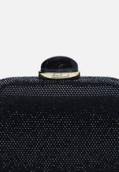 Plan rapproché d’une pochette noire texturée avec un fermoir noir arrondi et une bande dorée gravée du nom Luis Spagnoli.