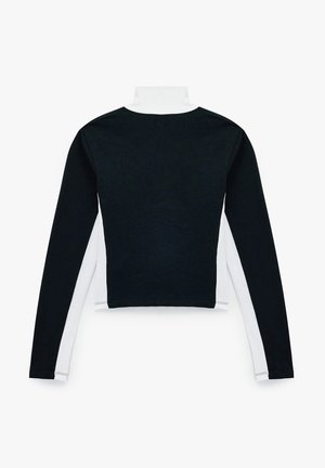 Zwart-wit langmouwen top met een hoge kraag. Heeft een cropped ontwerp. Gladde textuur, met contrasterende mouwpanelen in het wit.