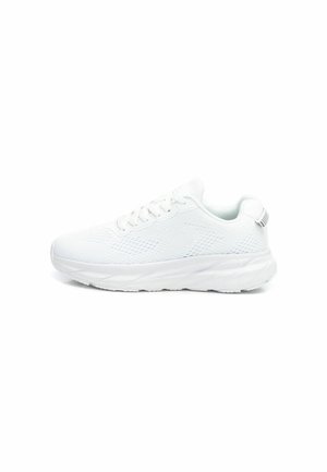 Zapatilla deportiva blanca con parte superior de malla, superficie texturizada, puntera redonda y suela acolchada. Presenta cordones y una lengüeta en el talón.