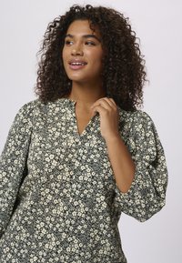 Kaffe Curve KATRINA - Bluse - black white flower print