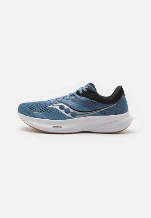 Chaussure de course bleue et noire avec semelle blanche, dessus en mesh, logo latéral et semelle intermédiaire épaisse et rembourrée étiquetée "PWRRUN".