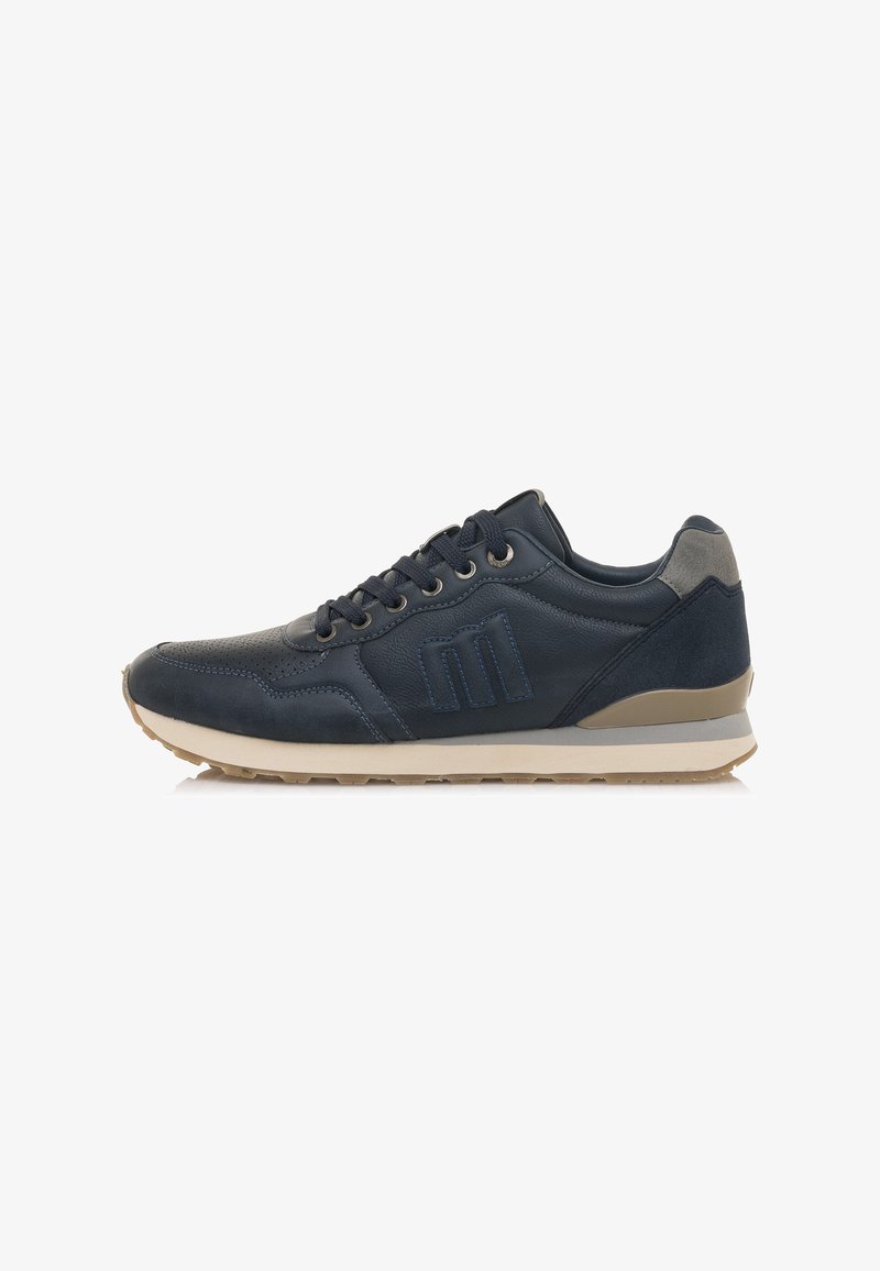 Zapatilla de cuero navy con acentos en azul oscuro, puntera redonda, diseño de cordones, suela de goma y entresuela beige; upper perforado para ventilación.