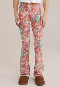 Izplešas bikses ar rozā ziedu rakstu, kuram ir oranžie, dzeltenie un zaļie akcenti. Izgatavotas no mīkstas auduma, tām ir elastīga jostasvieta.