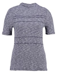 Kortärmad, högkragad tröja i texturerad marinblåt tyg, med horisontella ribbor och en figurnära silhuett med en subtil nederkant.