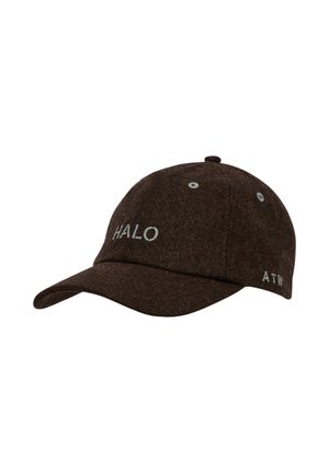 Dunkelbraune Baseballkappe mit gebogenem Schirm, mit weiß gesticktem Schriftzug "HALO" vorne und "ATW" an der Seite.