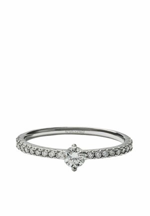 Anillo de plata con un diamante redondo central, rodeado de diamantes más pequeños a lo largo de la banda, que muestra un diseño elegante y pulido.