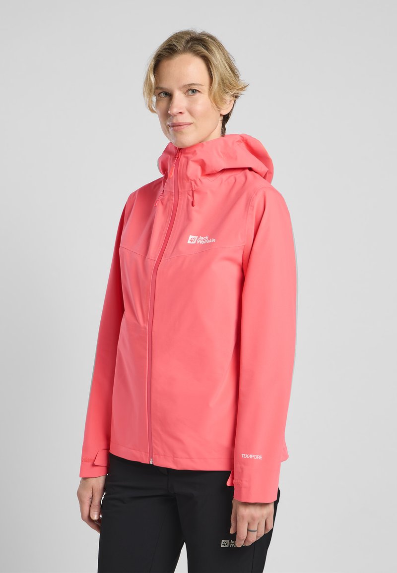 Giacca impermeabile rosa con cappuccio, zip frontale e tasche di ventilazione. Realizzata in materiale Texapore, presenta dettagli con logo e polsini regolabili.