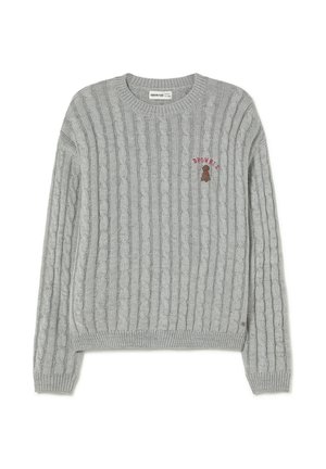 Suéter gris tejido con patrón de ochos, cuello redondo y puños acanalados. Incluye un pequeño bordado de osito marrón y una etiqueta de marca.