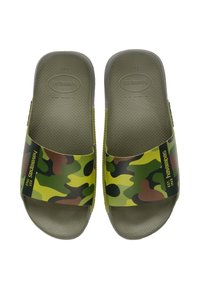 Infradito camouflage verde e giallo con fodera testurizzata e dettagli del logo. Realizzati in materiale sintetico resistente.