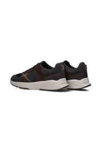 Sport sneakers van blauw en bruin suède en textiel, met een gewatteerde witte zool en een ronde vorm. Vetersluiting met accenten.