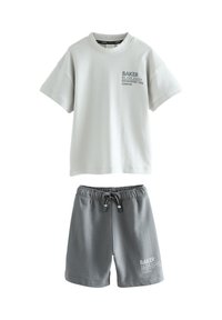 Lichtgrijs katoenen t-shirt met korte mouwen en het "BAKER"-logo op de borst, gecombineerd met grijze katoenen korte broek met een elastische tailleband en logo.
