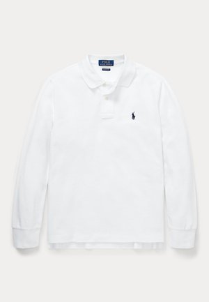 Λευκό πουκάμισο Polo Ralph Lauren με μακριά μανίκια, γιακά, δύο κουμπιά και μικρό σκούρο μπλε λογότυπο αλόγου στο αριστερό στήθος.