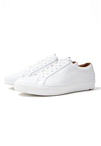 Witte lederen sneakers met een gladde textuur, een ronde neus, tonale veters en een rubberen zool. Minimalistisch ontwerp met stiksel details.