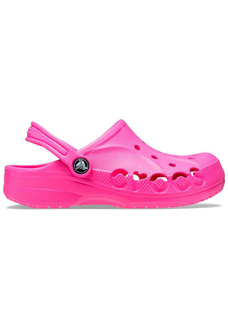 Jaskrawo różowe klapki Crocs z otworami wentylacyjnymi, regulowanym paskiem na pięcie, teksturowaną podeszwą i widocznym logo Crocs z boku.