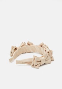 Fascia in tessuto nudo con più morbidi fiocchi lungo la parte anteriore. Texture liscia, forma sagomata e estremità elastiche per una vestibilità sicura.
