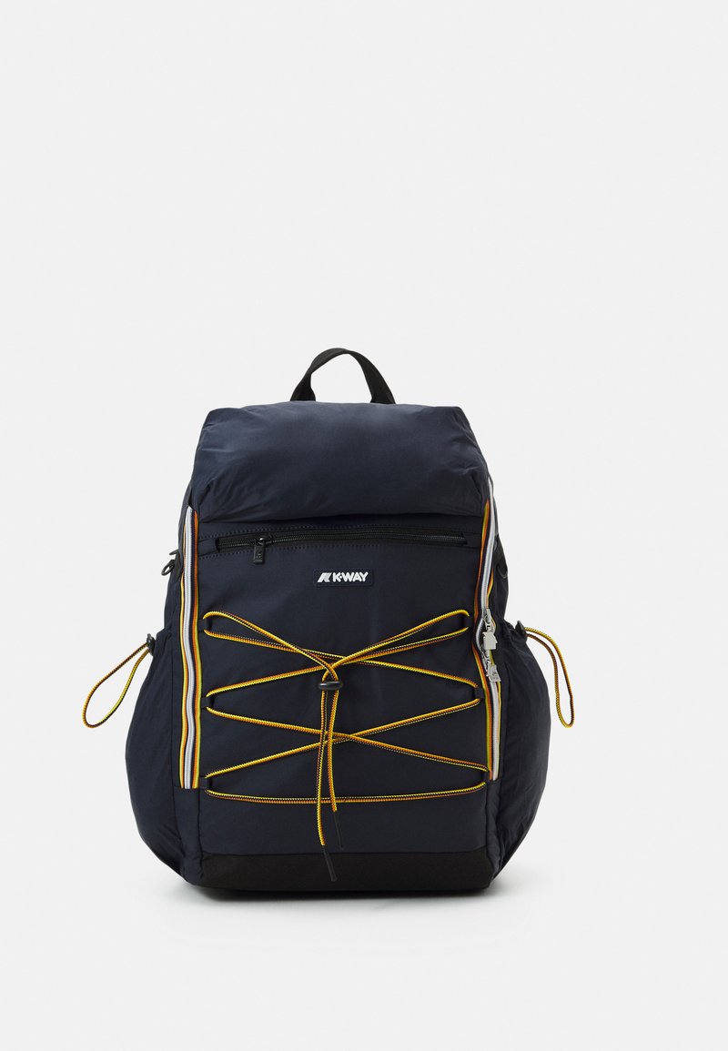 Marineblaue Nylon-Rucksack mit verstellbaren gelben Gummibändern und einer Vorderreißverschlusstasche. Verfügt über einen oberen Griff und gepolsterte Träger.