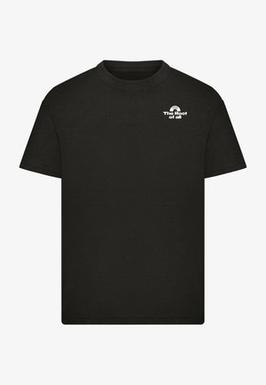 Fekete pamut póló rövid ujjakkal és kerek nyakkivágással. A bal mellrészen található egy kis fehér szöveg: "Minden gyökere" és egy grafika.