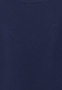 Maglione blu navy realizzato in tessuto a costine con scollatura rotonda e piccolo logo ricamato sul lato sinistro del petto. Texture morbida, vestibilità classica.