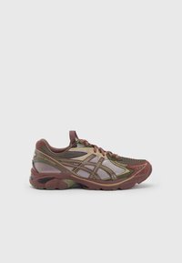Scarpa da corsa con un design multistrato. Parte superiore in rete di colore verde scuro, bordeaux e grigio, dotata di una suola imbottita e accenti in contrasto.