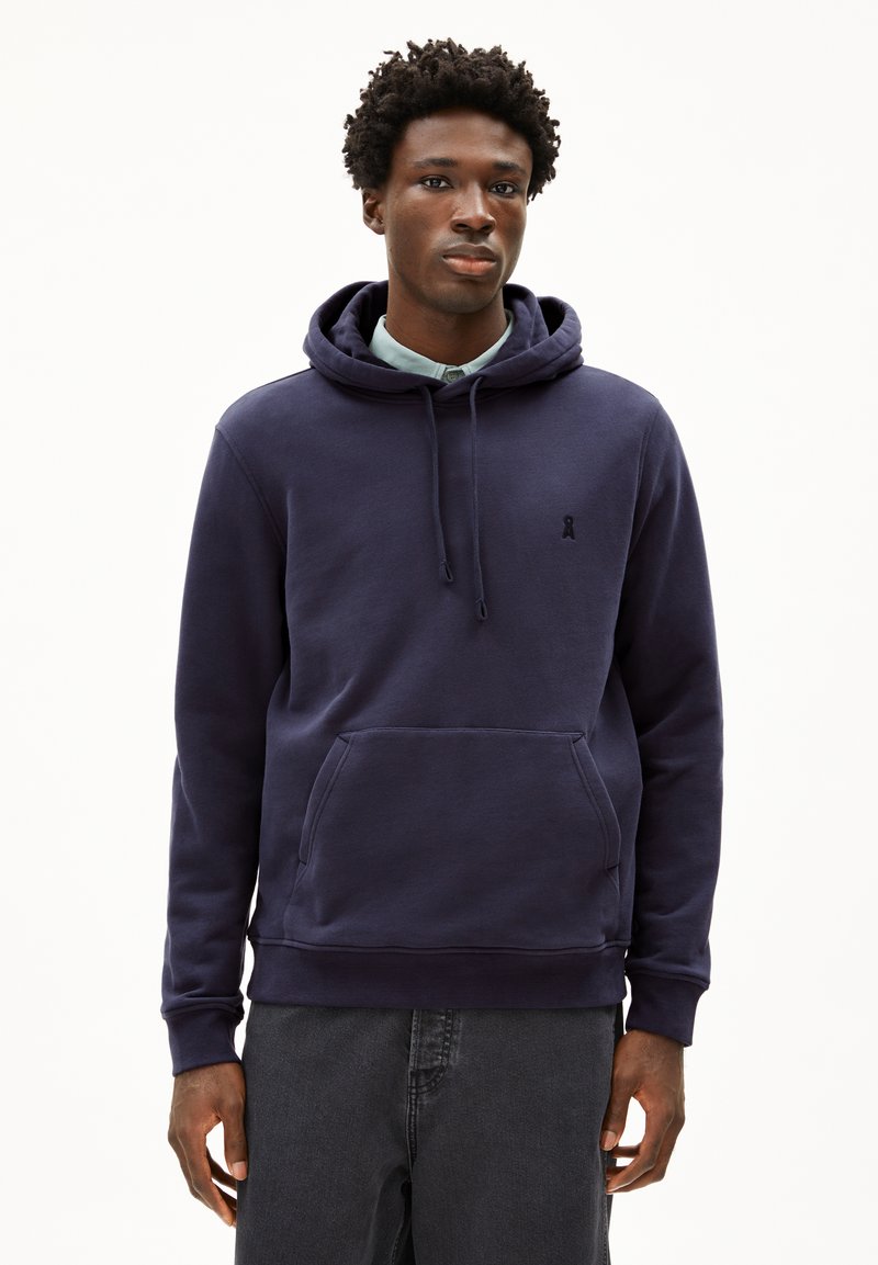 Hoodie bleu marine en mélange de coton doux, avec une poche kangourou, un capuchon à cordon de serrage et un détail de logo minimaliste sur la poitrine.