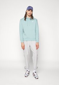 Nike Sportswear SPORTSWEAR CLUB FLEECE - Melegítőfelső - mineral/white