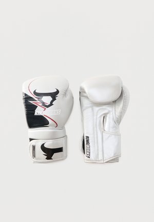 Par de guantes de boxeo blancos con logo de cuernos de toro en negro y rojo y la marca "RINGHORNS" sobre un fondo claro.